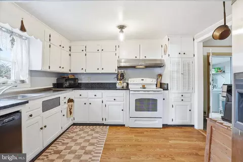 Kitchen - 25210 Cascade Rd, Cascade, MD 21719 photo 2 of 2