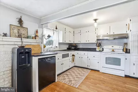 Kitchen - 25210 Cascade Rd, Cascade, MD 21719 photo 1 of 2
