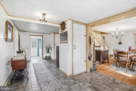 Entry Way - 25210 Cascade Rd, Cascade, MD 21719 photo 1 of 8