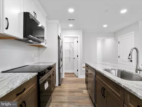 Entry Way - 325 Devonshire Rd, Hagerstown, MD 21740 photo 5 of 8