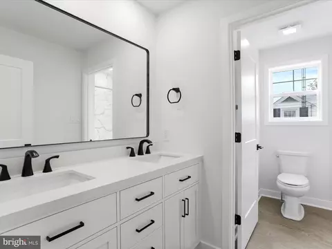 Bath - 325 Devonshire Rd, Hagerstown, MD 21740 photo 2 of 5