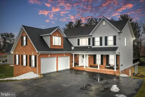 10745 Hershey Dr, Williamsport, MD 21795