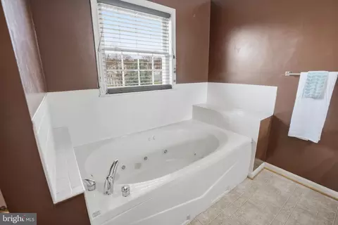 Entry Way - 104 Drew Cir, Smithsburg, MD 21783 photo 7 of 8