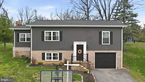 1341 Outer Dr, Hagerstown, MD 21742