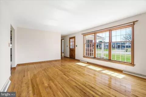 Living - 22054 Mohawk Dr, Smithsburg, MD 21783 photo 2 of 5