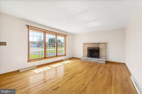 Living - 22054 Mohawk Dr, Smithsburg, MD 21783 photo 3 of 5