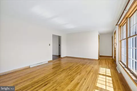 Living - 22054 Mohawk Dr, Smithsburg, MD 21783 photo 4 of 5