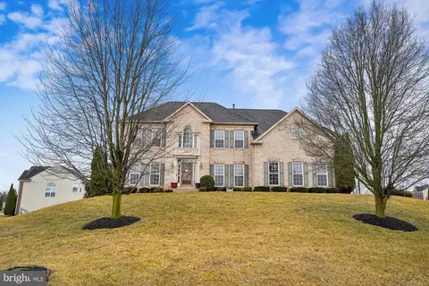 13827 Kialani Dr, Hagerstown, MD 21742