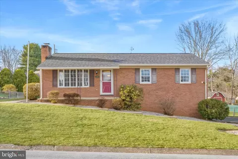 18360 Woodside Dr, Hagerstown, MD 21740