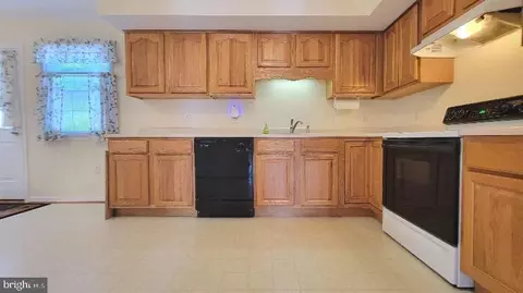 Entry Way - 337 E Ridge Dr, Hagerstown, MD 21740 photo 1 of 2