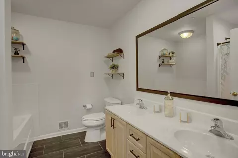 Bath - 7 Eckstine Ct, Smithsburg, MD 21783 photo 3 of 5