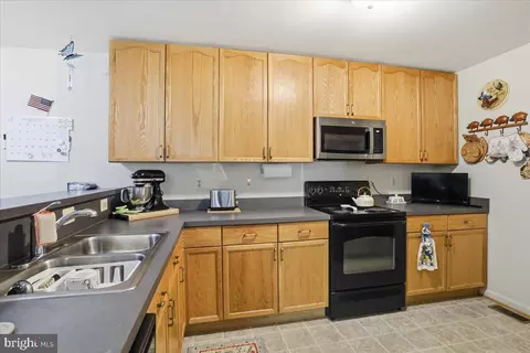 Kitchen - 5 Eckstine Ct, Smithsburg, MD 21783 photo 2 of 3
