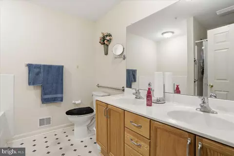 Bath - 5 Eckstine Ct, Smithsburg, MD 21783 photo 1 of 2