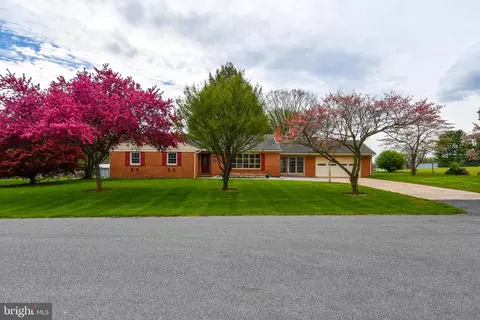 17527 Woodlawn Dr, Hagerstown, MD 21740