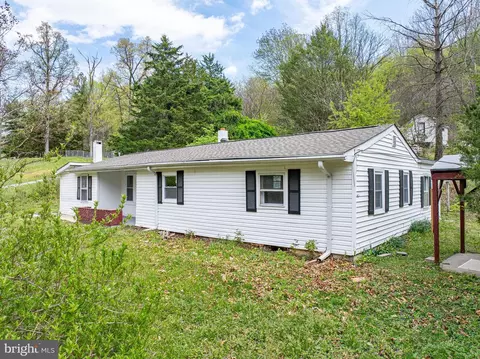 10635 Crystal Falls Dr, Hagerstown, MD 21742