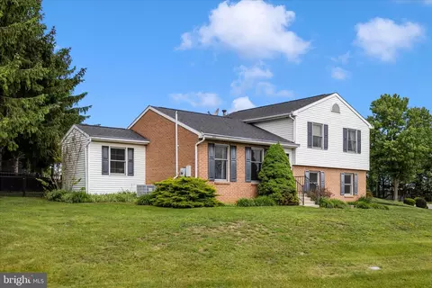 21 Carriage Hill Dr, Hagerstown, MD 21742