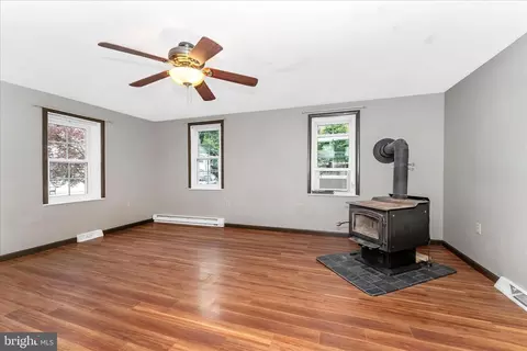 Living - 21321 Leiter St, Hagerstown, MD 21742 photo 3 of 6
