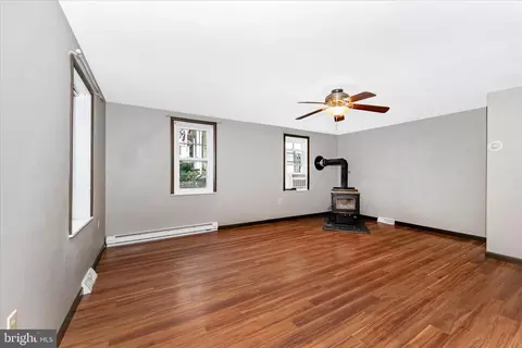 Living - 21321 Leiter St, Hagerstown, MD 21742 photo 1 of 6