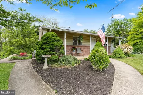 Exterior - 1123 Outer Dr, Hagerstown, MD 21742 photo 2 of 11