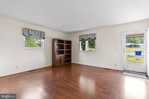 Living - 1123 Outer Dr, Hagerstown, MD 21742 photo 2 of 4