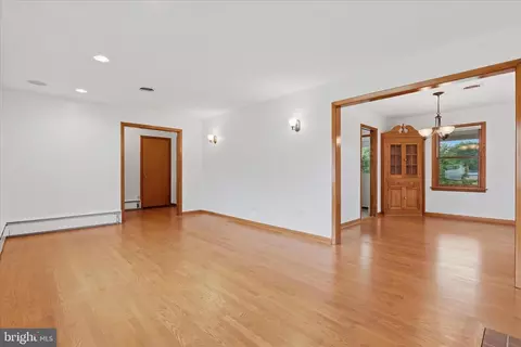 Living - 12421 Nesbitt Ave, Clear Spring, MD 21722 photo 3 of 4