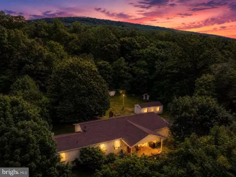 9607 Crystal Falls Dr, Hagerstown, MD 21740