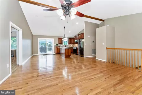 Living - 31 Amanda Dr, Smithsburg, MD 21783 photo 4 of 9