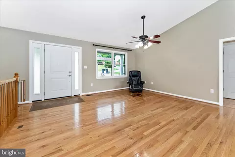 Living - 31 Amanda Dr, Smithsburg, MD 21783 photo 3 of 9