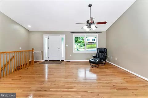 Living - 31 Amanda Dr, Smithsburg, MD 21783 photo 2 of 9