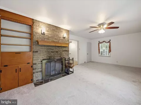Living - 13402 Sandstone Dr, Smithsburg, MD 21783 photo 2 of 4