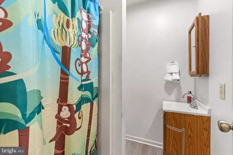 Bath - 14433 Hicksville Rd, Clear Spring, MD 21722 photo 2 of 3