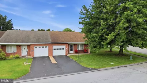 18001 Putter Dr, Hagerstown, MD 21740