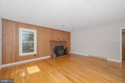 Living - 7 Della Ln, Boonsboro, MD 21713 photo 5 of 5