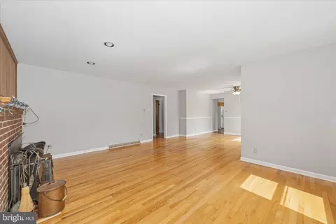 Living - 7 Della Ln, Boonsboro, MD 21713 photo 2 of 5