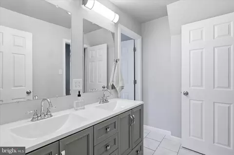 Bath - 35 N Maple Ave, Smithsburg, MD 21783 photo 2 of 3