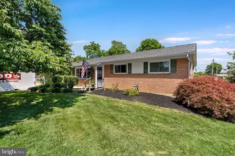 17707 Woodcrest Rd, Hagerstown, MD 21740