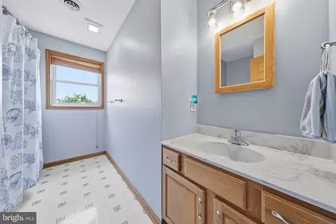 Bath - 11841 Ashton Rd, Clear Spring, MD 21722 photo 4 of 5