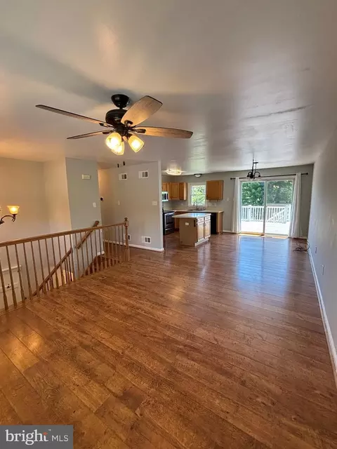 Living - 73 Amanda Dr, Smithsburg, MD 21783 photo 2 of 5