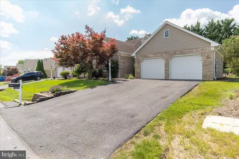 18727 Dover Dr, Hagerstown, MD 21742