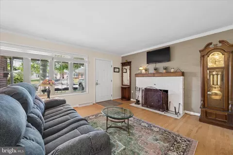 Living - 17223 Cloverleaf Rd, Hagerstown, MD 21740 photo 2 of 3