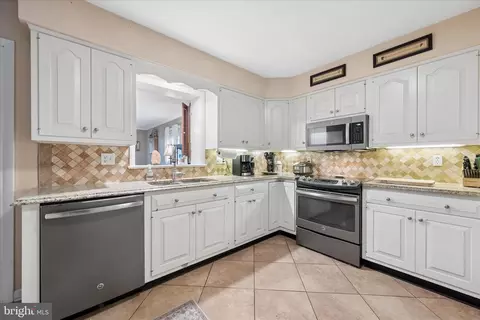 Kitchen - 17223 Cloverleaf Rd, Hagerstown, MD 21740 photo 6 of 7