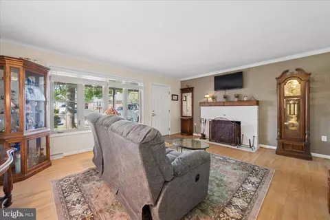 Living - 17223 Cloverleaf Rd, Hagerstown, MD 21740 photo 1 of 3