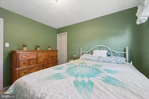 Bedroom - 17223 Cloverleaf Rd, Hagerstown, MD 21740 photo 6 of 7
