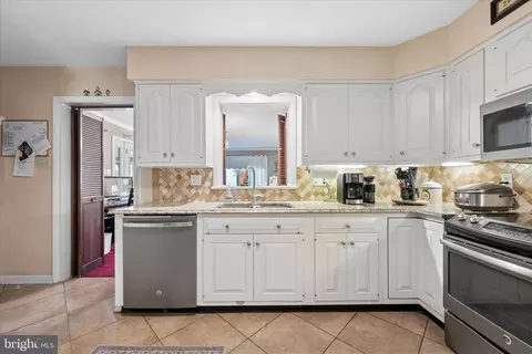 Kitchen - 17223 Cloverleaf Rd, Hagerstown, MD 21740 photo 7 of 7