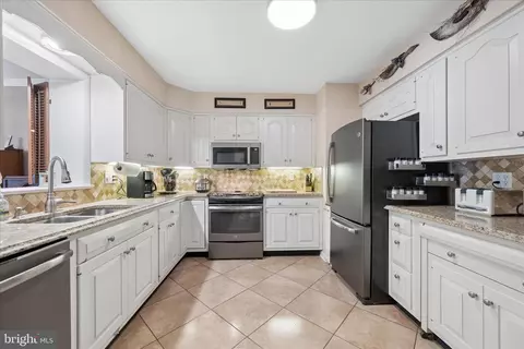 Kitchen - 17223 Cloverleaf Rd, Hagerstown, MD 21740 photo 4 of 7