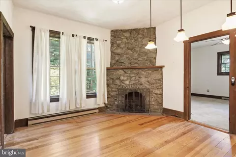 Living - 14624 Hilltop Rd, Cascade, MD 21719 photo 5 of 6