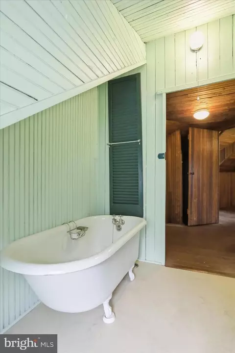 Bath - 14624 Hilltop Rd, Cascade, MD 21719 photo 6 of 6