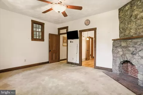 Living - 14624 Hilltop Rd, Cascade, MD 21719 photo 4 of 6