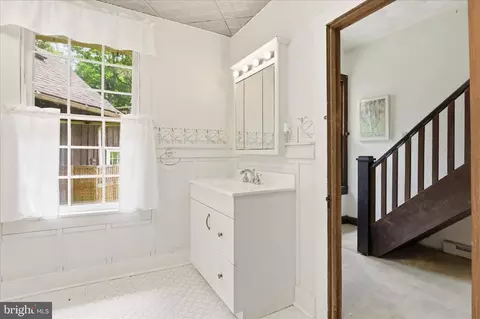 Bath - 14624 Hilltop Rd, Cascade, MD 21719 photo 1 of 6