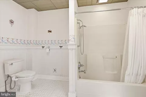 Bath - 14624 Hilltop Rd, Cascade, MD 21719 photo 2 of 6